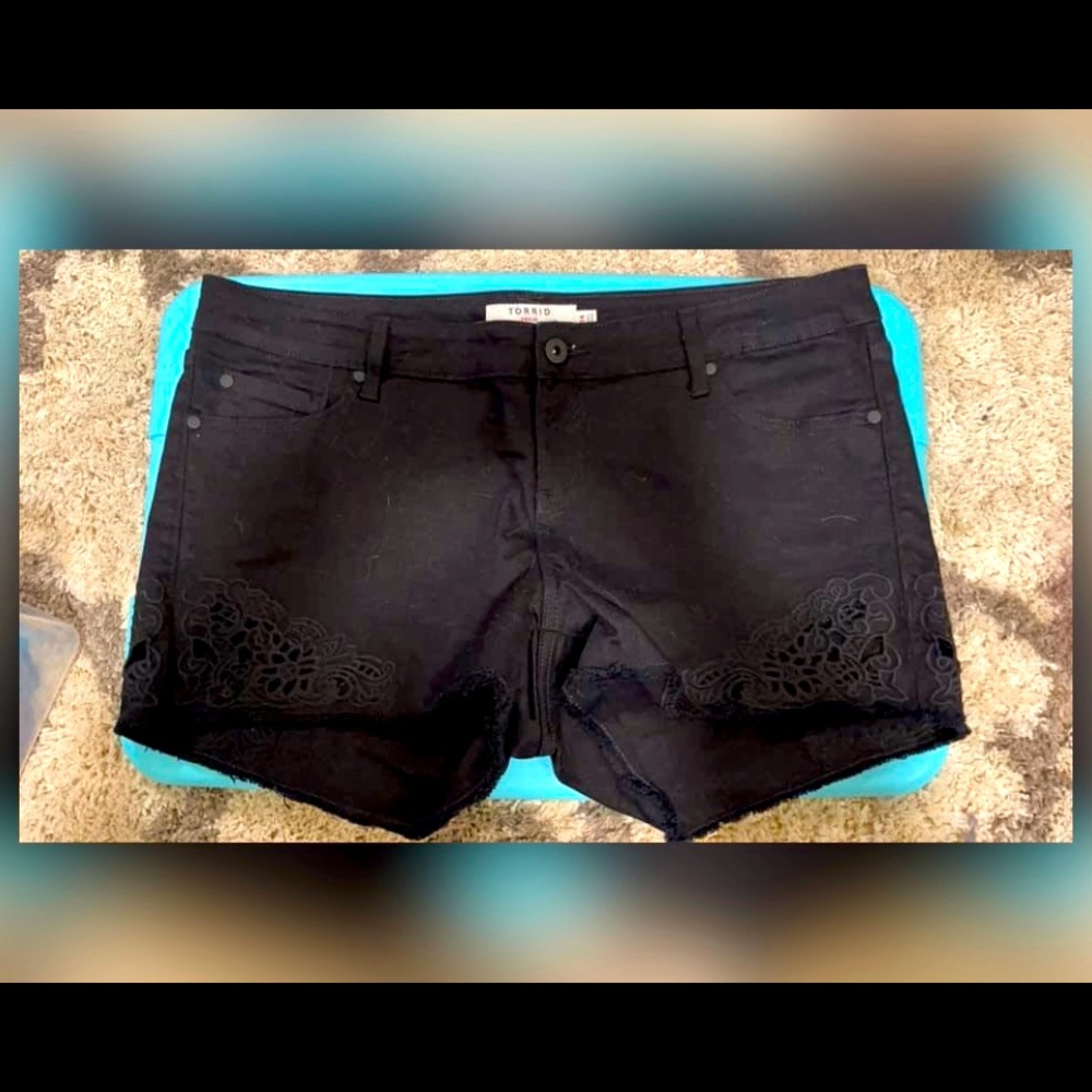 PRICE DROP 🔥 TORRID Shorts • Size 14 | Classic Skinny Vintage Embroidered Lace